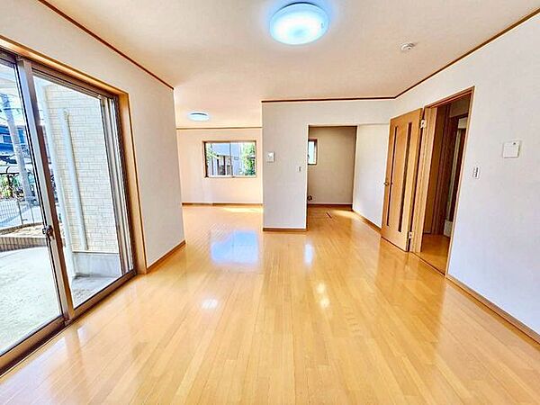 大きな窓から陽光が降り注ぎ明るいリビング
