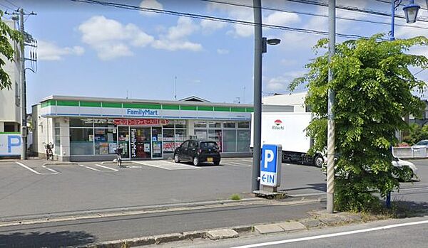 ファミリーマート四街道中央店 徒歩11分。 810m