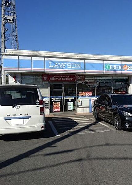 コンビニ ローソン四街道山梨店まで徒歩5分（約350ｍ）