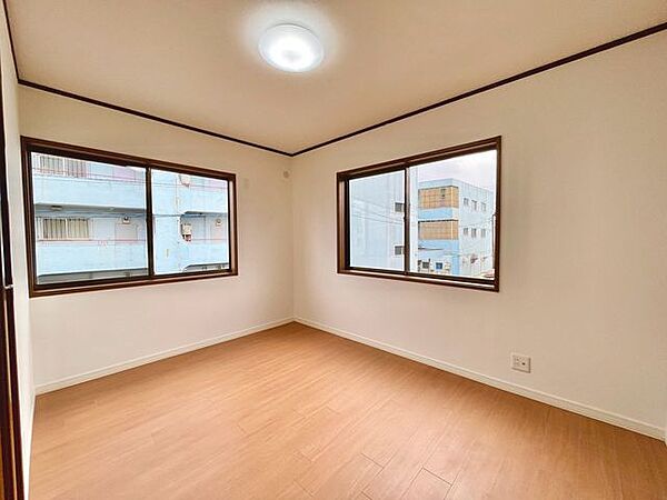 2面採光で自然光が差し込む明るいお部屋
