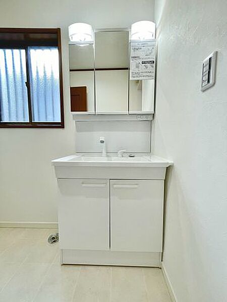 身だしなみチェックもしやすい3面鏡！