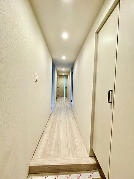 圧迫感のない玄関は、帰宅時の疲れを癒やしてくれる心地よい空間