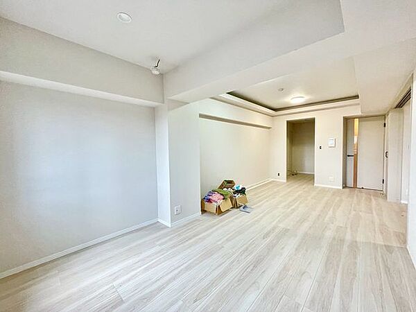 大きな窓から陽光が降り注ぎ明るいリビング