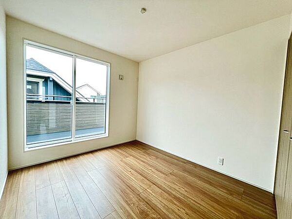 バルコニーに繋がるお部屋は解放感がありますね