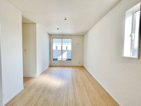 2面採光で自然光が差し込む明るいお部屋