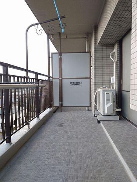 【バルコニー】スペースにゆとりがある広いベランダで洗濯物も干せます