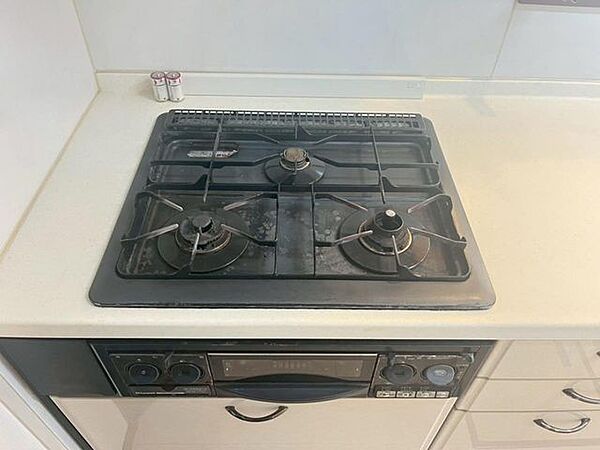 同時進行でお料理の時間を短縮できる3口コンロ