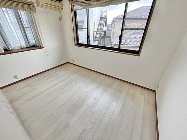 2面採光で自然光が差し込む明るいお部屋