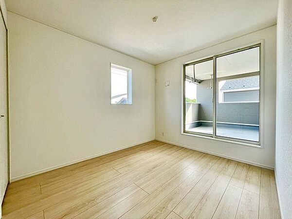 大きな窓から陽光が降り注ぐ明るい洋室