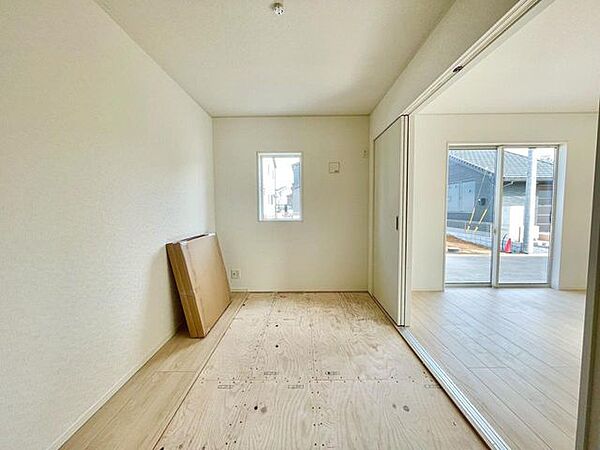 畳が敷かれて落ち着いた雰囲気の和室となります。
