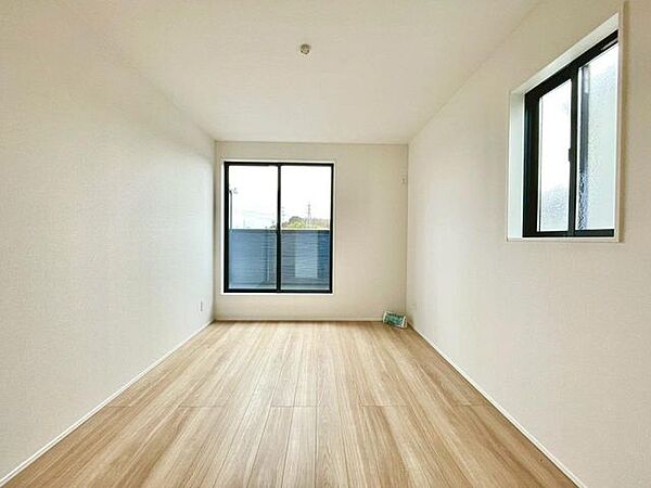 バルコニーに繋がるお部屋は解放感がありますね
