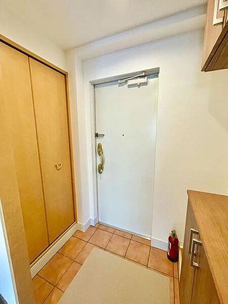 1Ｆ玄関！圧迫感のない玄関は、帰宅時の疲れを癒やしてくれる心地よい空間