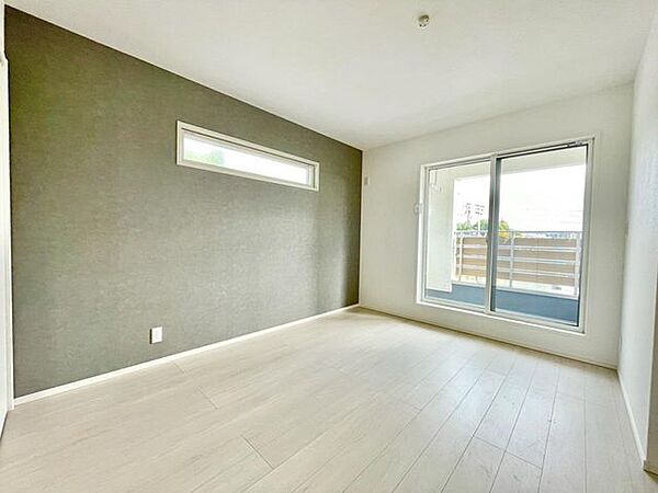 バルコニーに繋がるお部屋は解放感がありますね