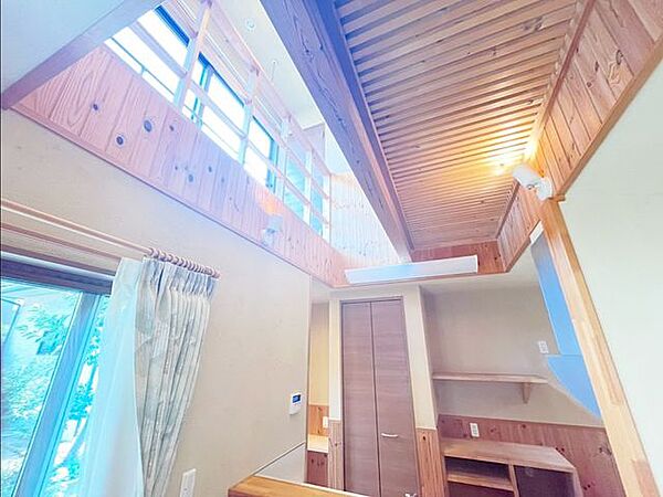 開放的な吹き抜け天井から自然な光が降りそぞぐ明るい住まい