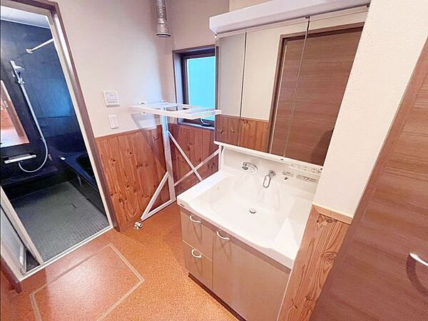 身だしなみチェックもしやすい3面鏡！