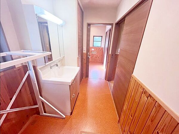 広々とした脱衣室スペース