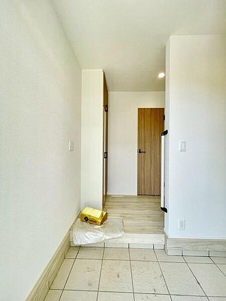 圧迫感のない玄関は、帰宅時の疲れを癒やしてくれる心地よい空間