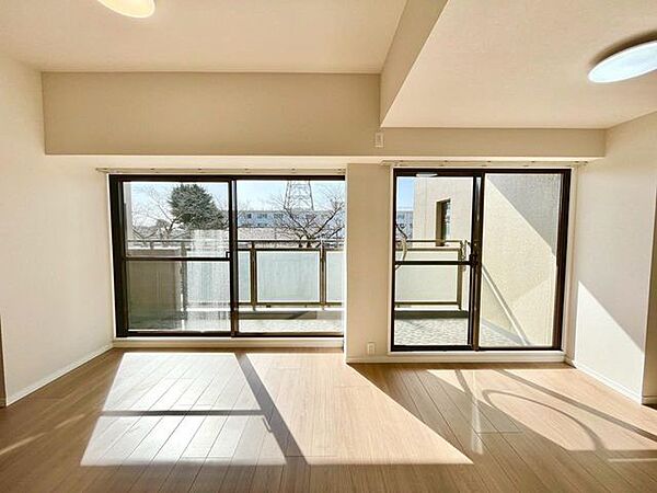 大きな窓から陽光が降り注ぎ明るいリビング