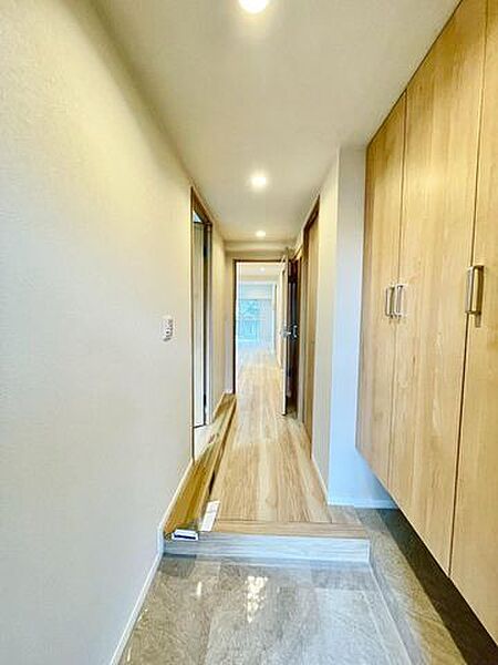 圧迫感のない玄関は、帰宅時の疲れを癒やしてくれる心地よい空間