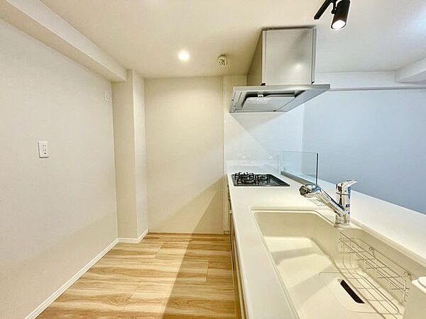 立って、振り向いて、動いてみてください。料理する自分を想像すると実感がわきますよ！