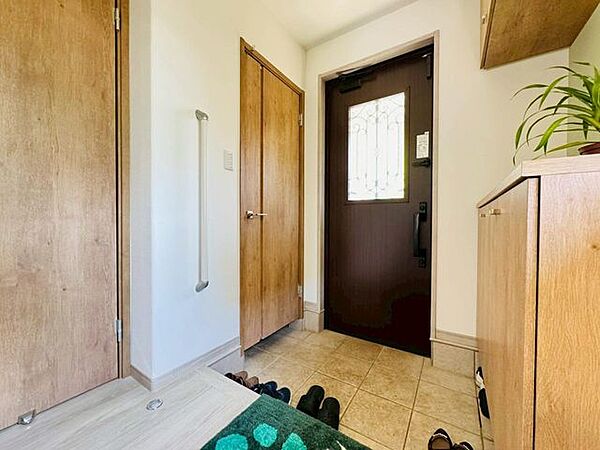 圧迫感のない玄関は、帰宅時の疲れを癒やしてくれる心地よい空間
