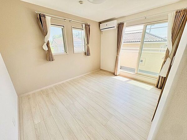 2面採光で自然光が差し込む明るいお部屋
