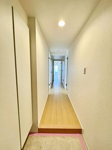 圧迫感のない玄関は、帰宅時の疲れを癒やしてくれる心地よい空間