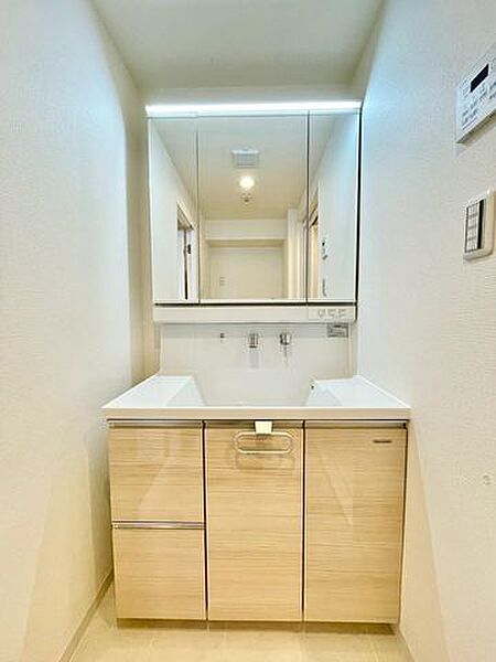 身だしなみチェックもしやすい3面鏡！