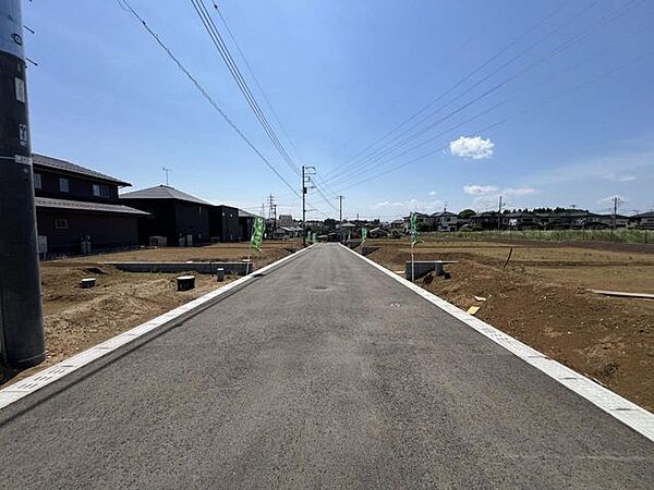 駐車も楽々、前面道路広々6m！