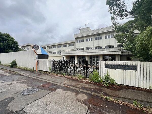 実住小学校　徒歩約10分(約727m)
