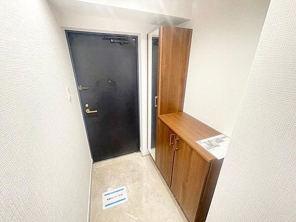 圧迫感のない玄関は、帰宅時の疲れを癒やしてくれる心地よい空間