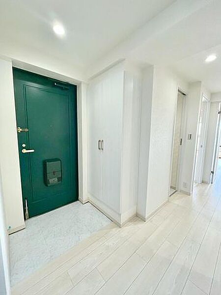 圧迫感のない玄関は、帰宅時の疲れを癒やしてくれる心地よい空間