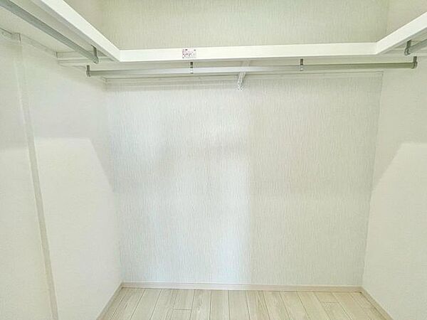 季節物の衣類もスッキリ収納できるウォークインクローゼット