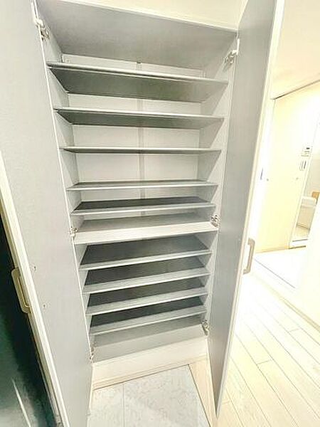 たくさん収納できる下駄箱で玄関まわりもスッキリ片付きます