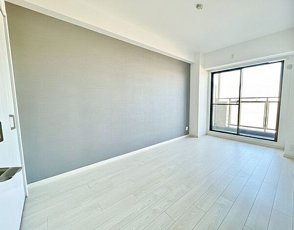 バルコニーに繋がるお部屋は解放感がありますね