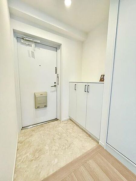 圧迫感のない玄関は、帰宅時の疲れを癒やしてくれる心地よい空間