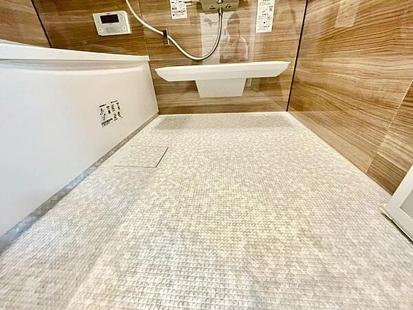 【TOTO製システムバス】畳のようい柔らかいほっカラリ床。膝をついても痛くないです