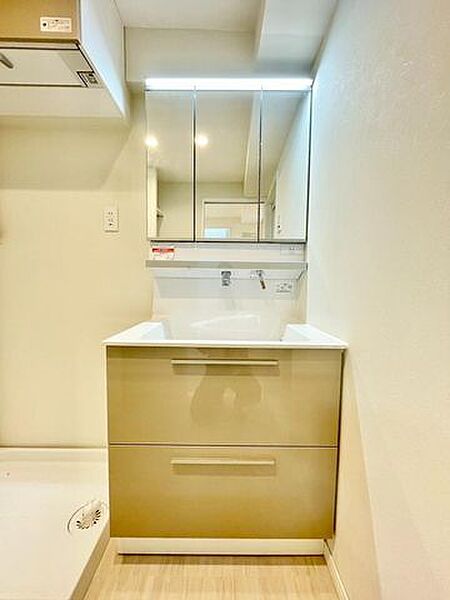身だしなみチェックもしやすい3面鏡