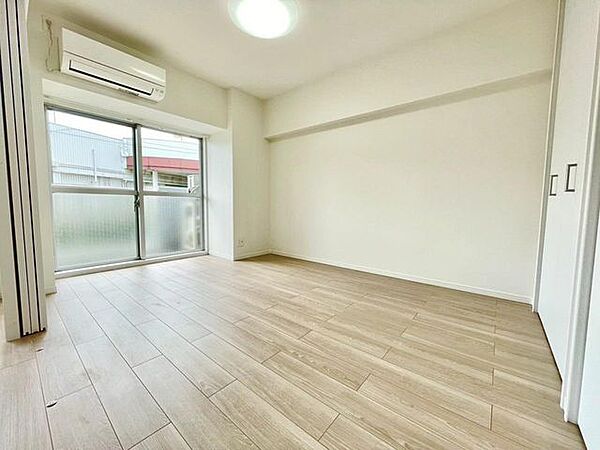 バルコニーに繋がるお部屋は解放感がありますね