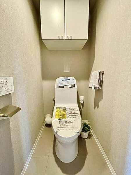 快適なウォシュレット機能付きトイレ！吊戸棚付きで掃除用具やストック品も隠せますね