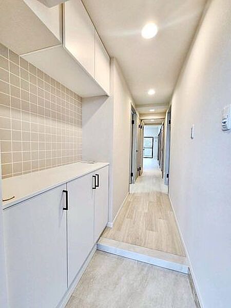 圧迫感のない玄関は、帰宅時の疲れを癒やしてくれる心地よい空間
