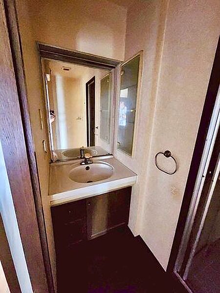 身だしなみチェックもしやすい大きな鏡