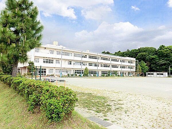 四街道市立旭中学校 徒歩14分。 1080m