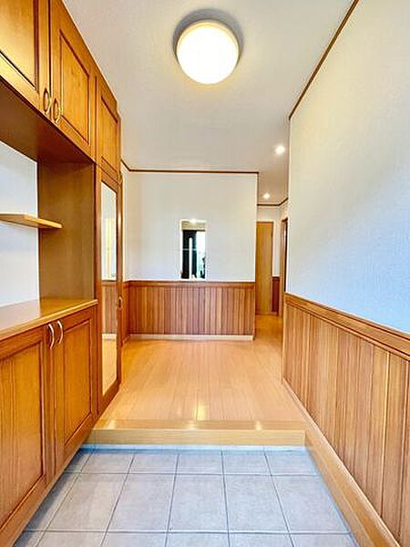 圧迫感のない玄関は、帰宅時の疲れを癒やしてくれる心地よい空間