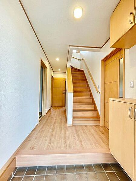 圧迫感のない玄関は、帰宅時の疲れを癒やしてくれる心地よい空間