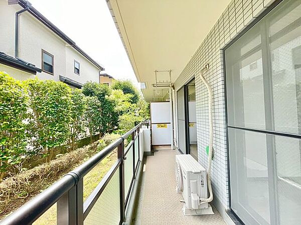 スペースにゆとりがある広いベランダで洗濯物も干せます