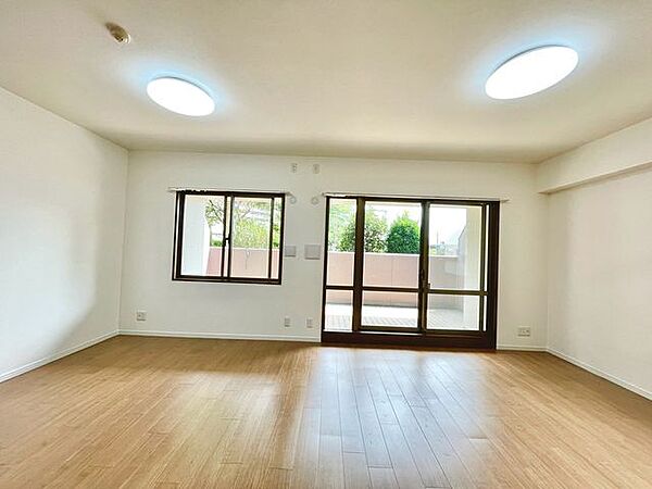 バルコニーに繋がるお部屋は解放感がありますね