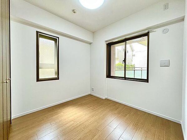 2面採光で自然光が差し込む明るいお部屋