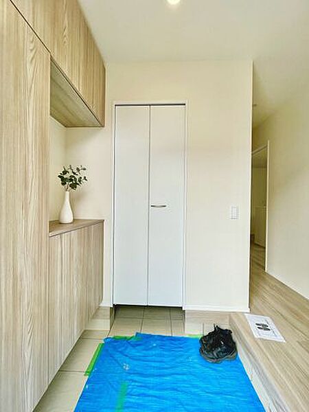 圧迫感のない玄関は、帰宅時の疲れを癒やしてくれる心地よい空間