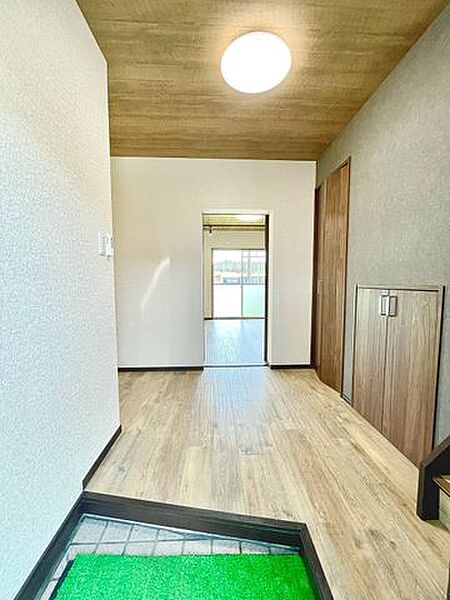 圧迫感のない玄関は、帰宅時の疲れを癒やしてくれる心地よい空間